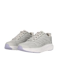 Ljusgrå träningsskor med en ovandel av nät, flexibel sula, texturerade accenter och reflexdetaljer. Designade för komfort och andningsförmåga.