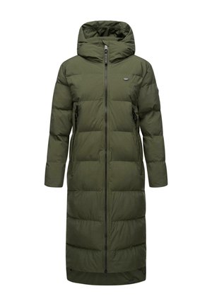 Manteau long vert poilu avec une capuche, fermeture éclair, deux poches latérales et une coupe droite. Texture lisse avec un léger éclat et sans motifs visibles.