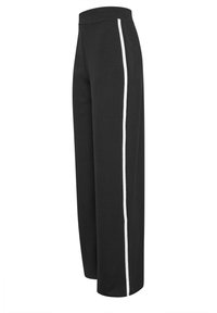 Pantalon large noir avec une texture lisse, présentant une rayure verticale blanche sur le côté et une taille élastique pour plus de confort.