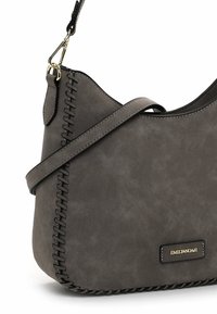 Borsa a mano in finta pelle grigia con una forma curvata, cuciture decorative lungo il bordo e una placca con logo dorato. Presenta una tracolla rimovibile.