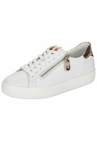 Baskets blanches avec un extérieur en cuir lisse, des lacets ton sur ton, des accents métalliques en or rose au talon et un détail de fermeture éclair sur le côté. Semelle en caoutchouc texturée.