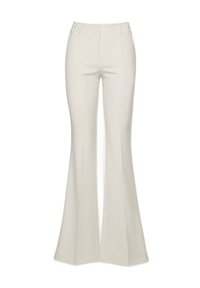 Bézs színű, bővülő nadrág sima textúrával, lapos elülső résszel, övhurkokkal és testre szabott illeszkedéssel, amely fokozatosan kibővül a térdtől a szegélyig.