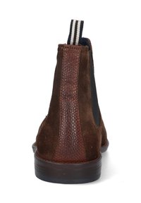 Bottines en suède marron avec un panneau en cuir texturé marron, un côté élastique et une languette en tissu rayé à l'arrière.