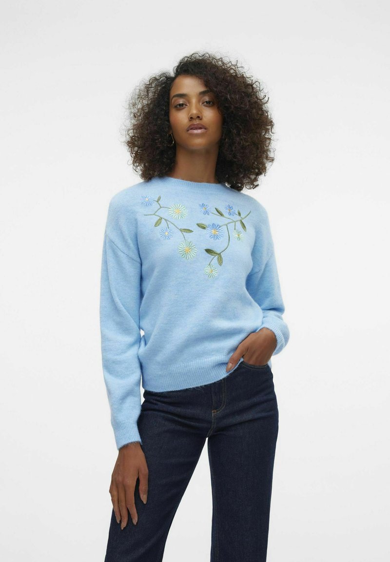 Hellblauer Pullover aus weichem Stoff mit floralem Stickereimuster in Blau, Gelb und Grün. Verfügt über einen Rundhalsausschnitt sowie gerippte Bündchen und Saum.