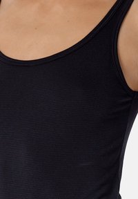 Czarny top na rami�ączkach z żebrowanej tkaniny, szerokimi ramiączkami i okrągłym dekoltem. Materiał wydaje się miękki i elastyczny, co zapewnia komfort noszenia.