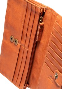 Portafoglio in pelle marrone con più scomparti per carte, una tasca con zip e bottoni a scatto in ottone. Presenta una texture liscia e dettagli cuciti.