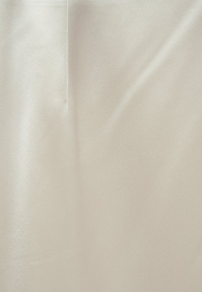 Tela beige con una textura suave y un ligero brillo. Muestra costuras sutiles a lo largo del centro, sin patrones ni acentos visibles.