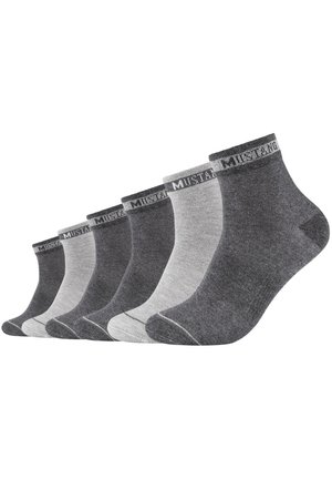 Sechs Paar Knöchelsocken in dunkelgrau, hellgrau und schwarz. Aus glattem Stoff mit elastischen Bündchen und kontrastierenden Zehenakzenten.