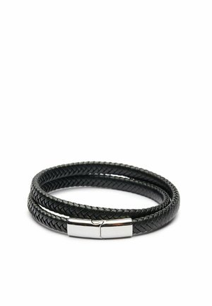 Sort flettet læderarmbånd med en sølvmetalisk lås. Designet har en struktureret finish og vikles to gange rundt om håndleddet.