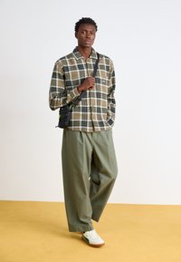 Obey Clothing OLIVER PLEATED - Trousers - tea leaf