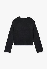 Pullover grigio scuro tagliato, con maniche lunghe, scollatura rotonda e una texture liscia. Presenta un orlo dritto con leggere fessure laterali.