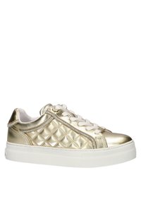 Metalen gouden sneaker met een gewatteerde textuur, veter sluiting aan de voorkant en een witte rubberen zool. Kenmerkt een gevoerd kraag en een gestroomlijnd ontwerp.