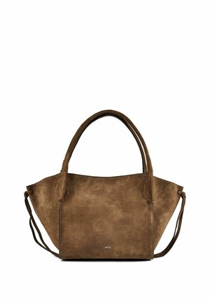 Bruine suède tote tas met brede trapeziumvorm, twee bovenhandvatten en klein logo vlak bij de onderkant in het midden op een witte achtergrond.