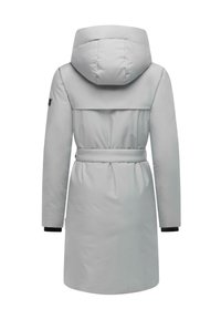 Lys grå, knælange parka med hætte, bælte i taljen og lange ærmer. Har en glat, mat tekstur og sidelommer.