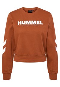 Rostfärgad sweatshirt med vit "HUMMEL"-logotyp och texten "SPORTSWEAR SINCE 1923". Funktioner vita chevron-accenter på ärmarna och ribbad nederkant.