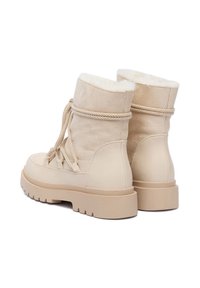 Botine bej până la gleznă, cu un suprafață din suede texturat, design cu șireturi, căptușeală moale și o talpă din cauciuc chunky, cu un profil pronunțat.