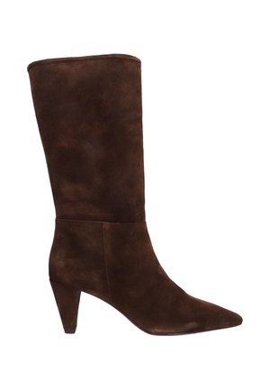 Botte mi-mollet en daim marron foncé avec bout pointu et talon haut effilé, vue de profil sur fond blanc.
