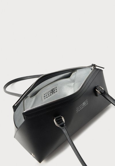 MM6 Maison Margiela NEW BAULETTO MEDIUM - Τσάντα χειρός - black