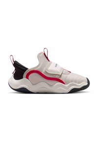 Slip-on sneaker με λευκό επάνω μέρος, μαύρη φτέρνα, κόκκινες λεπτομέρειες, κυματιστή λευκή σόλα και θηλιές για τράβηγμα στη γλώσσα και στη φτέρνα.