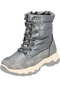 Stivale grigio isolato con lacci, dalla superficie lucida, dettagli in suede e suola robusta. Presenta un colletto imbottito e accessori metallici.