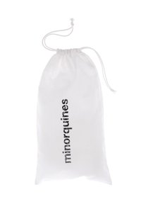Sac en tissu blanc à cordon, avec le mot "minorque" imprimé en noir. Texture lisse avec un haut resserré pour la fermeture.