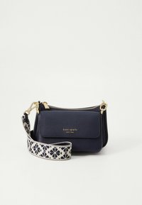 Borsa a tracolla in pelle blu navy con finiture dorate, presenta una tasca frontale con patta e una tracolla in tessuto con motivo floreale blu navy e bianco.