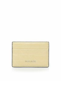 Etui na karty w kolorze jasnokremowym z nadrukiem kroko, z czarnymi krawędziami, zawierające cztery kieszonki na karty oraz wytłoczone logo "MIRIADA" z przodu.