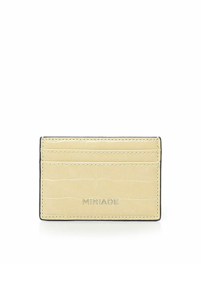 Etui na karty w kolorze jasnokremowym z nadrukiem kroko, z czarnymi krawędziami, zawierające cztery kieszonki na karty oraz wytłoczone logo "MIRIADA" z przodu.