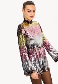 Rompers à sequins avec un col haut, des manches longues, et un dégradé de couleurs rose, or et argent, avec une taille cintrée et un bas évasé.