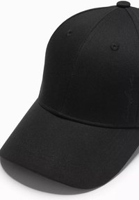 Schwarze Baseballkappe aus strukturiertem Stoff, mit einem gebogenen Schirm, sechs Paneelen und Belüftungsösen auf der Krone.