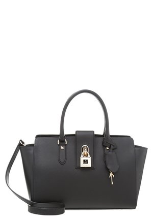 Czarna, strukturalna torebka z podwójnymi uchwytami, długim paskiem na ramię, złotym zamkiem błyskawicznym z przodu i zawieszką w kształcie klucza.