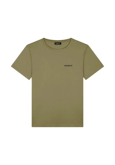 T-shirt verde oliva realizzato in morbido cotone, con scollatura a girocollo e maniche corte. Piccolo logo nero sul lato sinistro del petto.