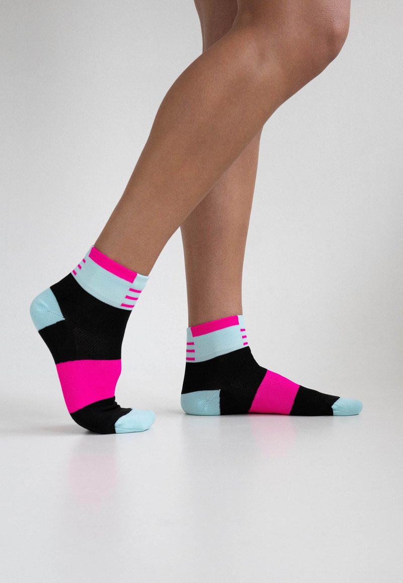 Bunte Knöchel-Socken in einer Mischung aus Schwarz, Pink und Hellblau. Strukturmaterial mit geometrischen Mustern und Streifen am Bund.