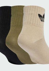 Set di tre calzini alla caviglia nei colori nero, verde oliva e beige. Texture a costine con logo nero sul polsino. Realizzati in tessuto a maglia.