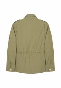 Chaqueta verde oliva con cintura ajustable, puños abotonados y hombreras. Textura de tela suave y diseño limpio.