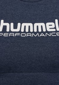 Mörkblå sweatshirt med en strukturerad stickad mönster, med stor vit "hummel PERFORMANCE" text tvärs över bröstet.