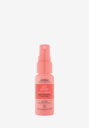 Après-shampooing sans rinçage Aveda Nutri Plenish dans une bouteille rose avec un bouchon pompe. 30 ml, conçu pour tous les types de cheveux. Étiquetage audacieux en blanc et pêche.