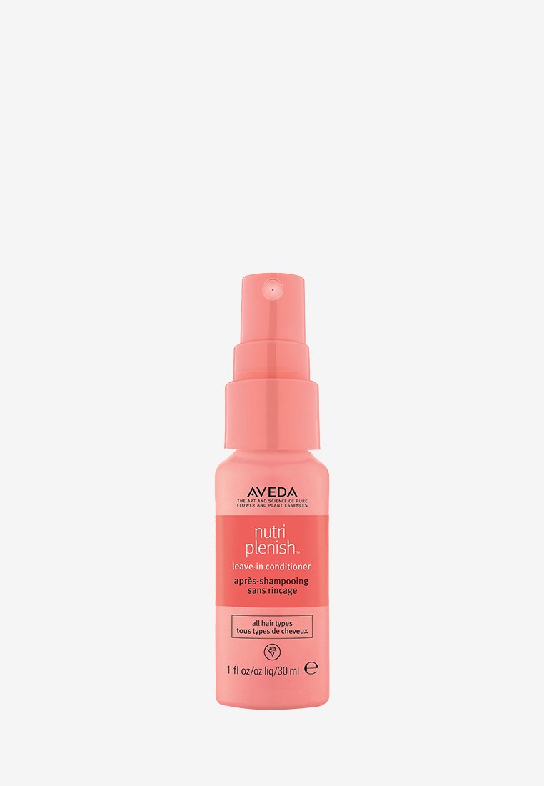 Aveda Nutri Plenish leave-in conditioner i en rosa flaska med pump. 30 ml, avsedd för alla hårtyper. Djärv vit och persikofärgad märkning.