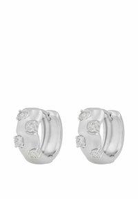 Silver hoopörhängen med en slät yta prydda med fem klara, runda kristaller i en böjd design.