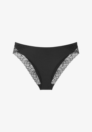Czarne figi bikini wykonane z gładkiego materiału, ozdobione koronką po bokach z falistymi krawędziami i klasycznym krojem.