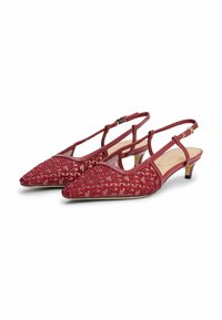Chaussures à talons slingback rouges avec un dessus tissé, un bout pointu et un talon kitten de 1,5 pouce. Comprend une sangle ajustable et une doublure intérieure lisse.