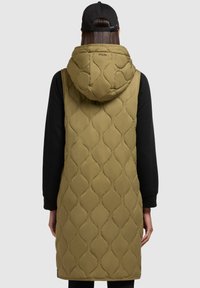 Gilet imbottito verde oliva con cappuccio, caratterizzato da un motivo geometrico, design lungo e maniche nere, realizzato in materiale liscio e leggero.