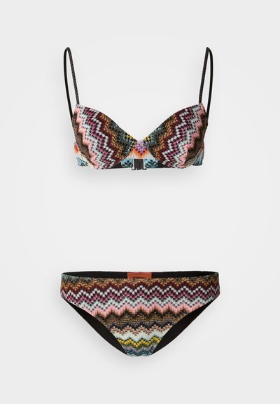 Σετ μπικίνι με μοτίβο σε σχήμα ζικ-ζακ σε ποικίλα χρώματα, όπως μαύρο, ροζ και μπλε, με ρυθμιζόμενους ιμάντες και υφασμάτινη υφή.