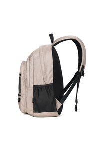 Zaino beige con dettagli in rete nera, numerosi scomparti, spallacci regolabili e un design elegante, dotato di una tasca laterale per bottiglie d'acqua.