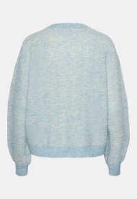 Gaiši zils adīts džemperis ar teksturētu, mīkstu rakstu. Tam ir garas piedurknes un ribota apakšdaļa ar brīvu piegriezumu. Parādīta aizmugures apskate.