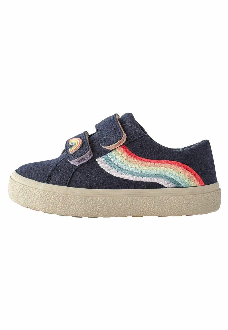 Baskets en toile marine avec deux bandes Velcro, ornées d'une broderie colorée en arc-en-ciel sur le côté, et une semelle en caoutchouc texturé.