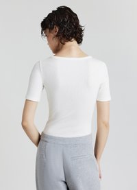 Calliope CON SCOLLO A V E BOTTONI - Body - bianco lana