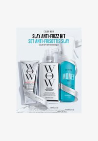 De Color Wow Slay Anti-Frizz Kit bevat drie haarproducten: een zilveren shampoo-tube, een zwart en zilver spray en een turquoise leave-in mist, allemaal netjes gerangschikt.