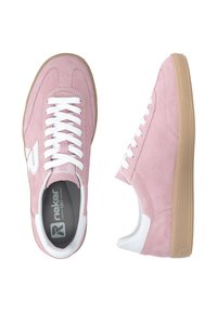 Baskets en daim rose avec des lacets blancs et des accents blancs ; semelle en caoutchouc naturel ; présentent un logo et des détails cousus.