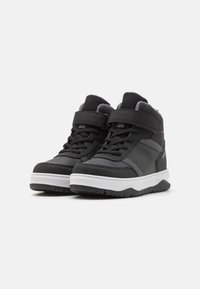 Sneaker alte nere con pannelli in rete, suole in gomma, chiusura con lacci e fascia regolabile, caratterizzate da una suola intermedia bianca a contrasto.